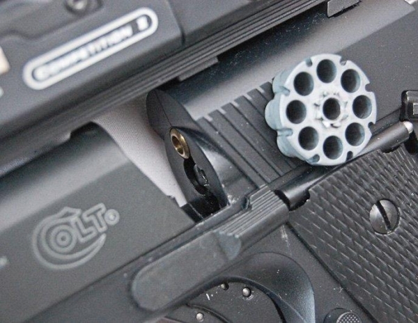 Пистолет пневматический Colt Govermment (черн., с пл/накл.)